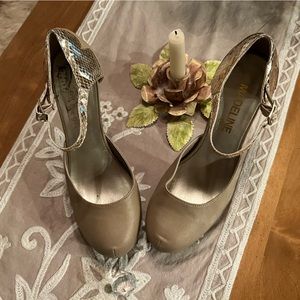 Women’s 4 1/2 inch high heel color, beige, or tan size 8 like new condition